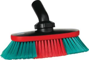 Brosse à tête ajustable et alimentation en eau pour véhicules